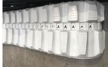 แทร็กยางรถแทรกเตอร์สีเทาที่ไม่มีเครื่องหมาย 250 * 48.5k * 84 สำหรับระยะทาง Yanmar 48.5mm