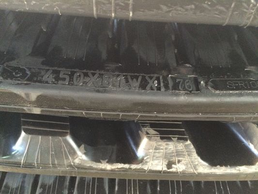สายยาง 450*81*76W W-Lug Pattern Excavator สายยางรองรับสําหรับ TB175 Excavator